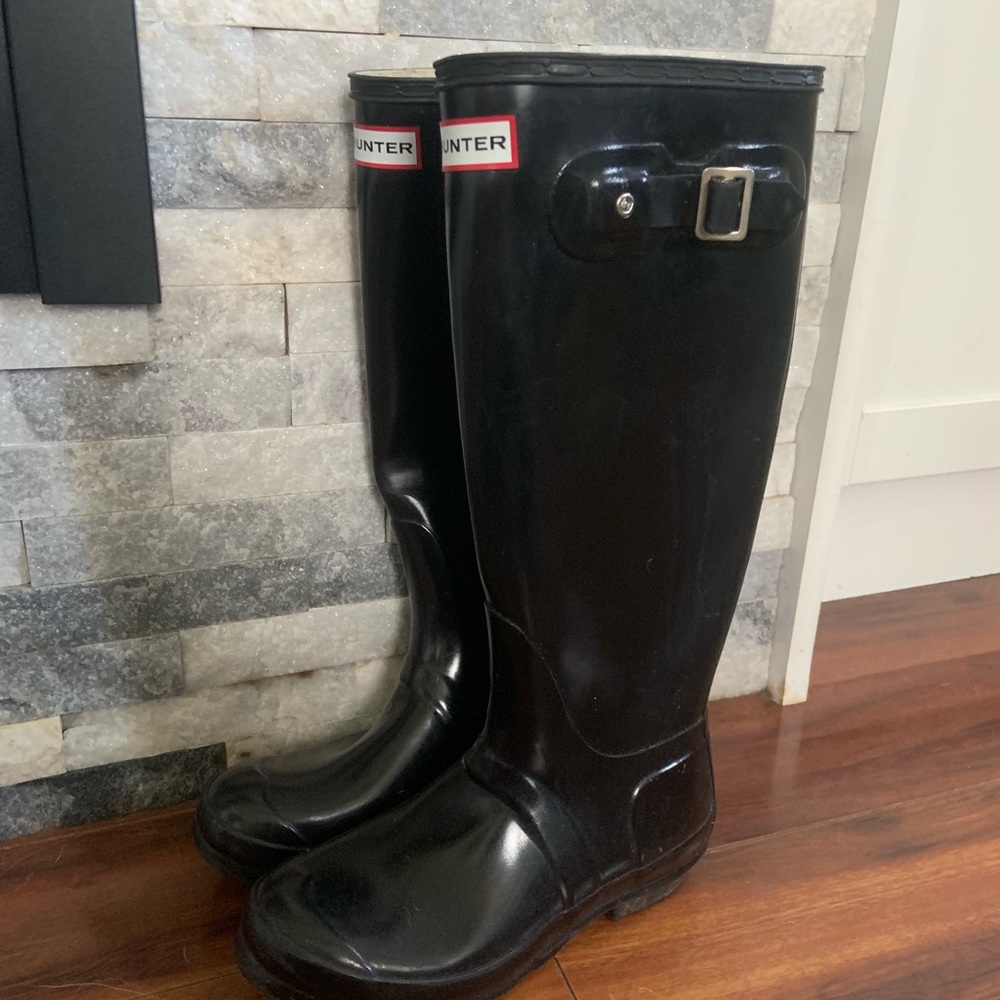 Women’s black gloss Hunter Tall Rain Boots.